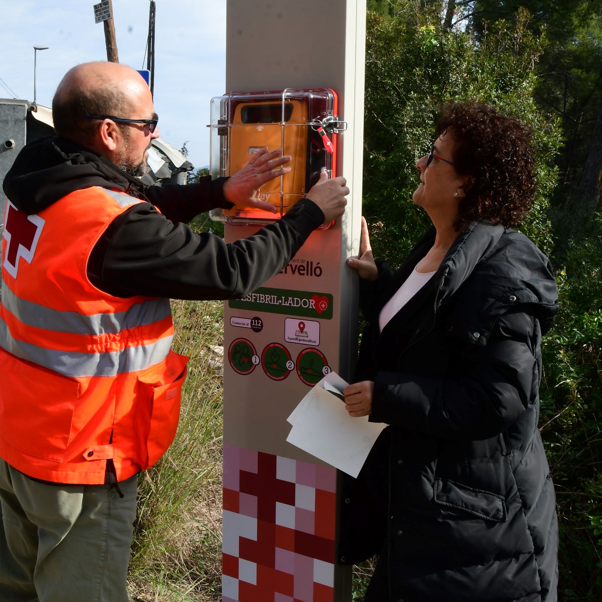 La regidora de Salut, Silvia Muñoz, supervisa la instal·lació dels aparells amb la Creu Roja